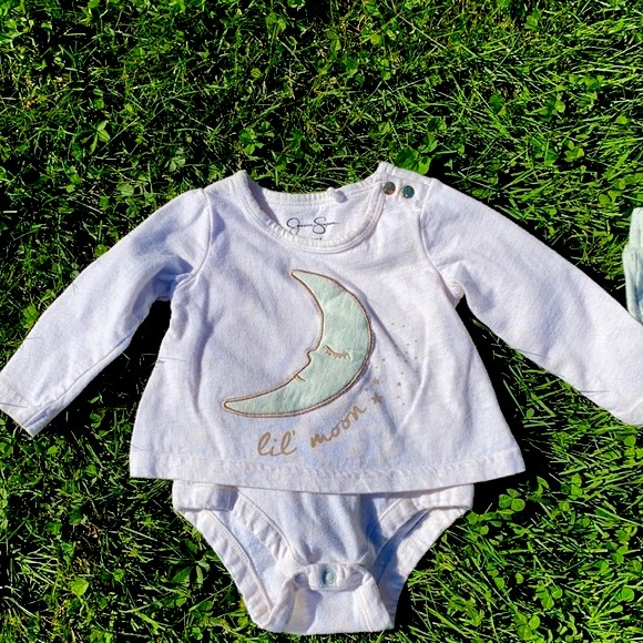 Jessica Simpson Lil Moon Outfit - Picture 3 of 8